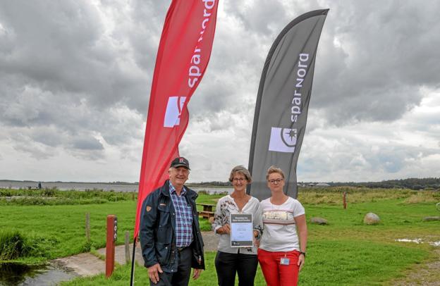 Fra venstre Jens S. Lauritzen, medlem af lokalrådet i Spar Nord, Løgstør, formanden for Vilsted Idrætsforening Lene Haugaard og yderst kunderådgiver Jane S. Lauritzen, Spar Nord Løgstør Foto: Mogens Lynge
