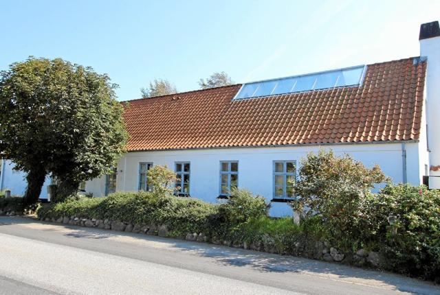 Skolen i Dorf nævnes helt tilbage i 1690. Bygningen på billedet er dog langt nyere og danner i dag ramme om kammermusikkoncerter. Foto: Jørgen Ingvardsen