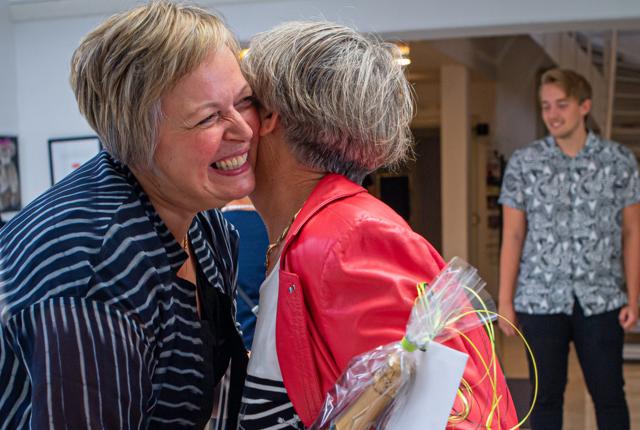 Hoteldirektør Karen Johansen fik givet mange kram i forbindelse med sit 25 års jubilæum.