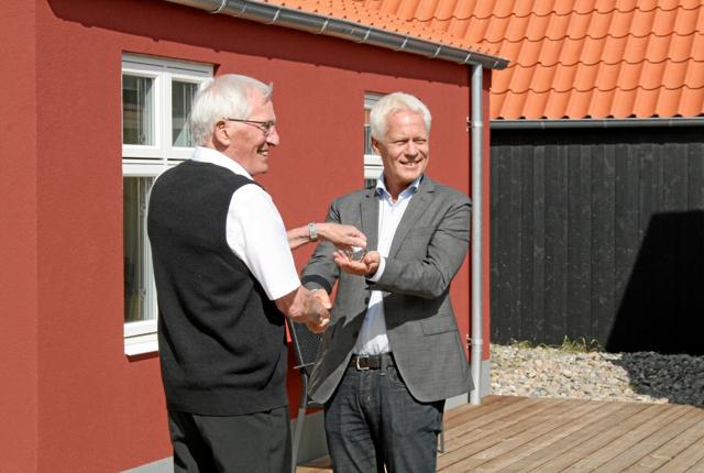 Direktør i Trigon Fonden Karsten Bøgh giver nøglen til feriehuset til direktør i Kræftens Bekæmpelse Jesper Fisker.