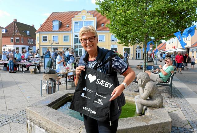 Handelschef Gitte Rørbæk-Løcke viser her det nye net, som Sæby Handelsstandsforenings medlemmer tilbyder deres kunder fra den 1. september. Foto: Tommy Thomsen
