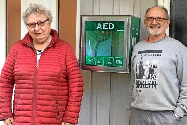 Annalise og Poul Pedersen med den nye hjertestarter i Lyngsaa
