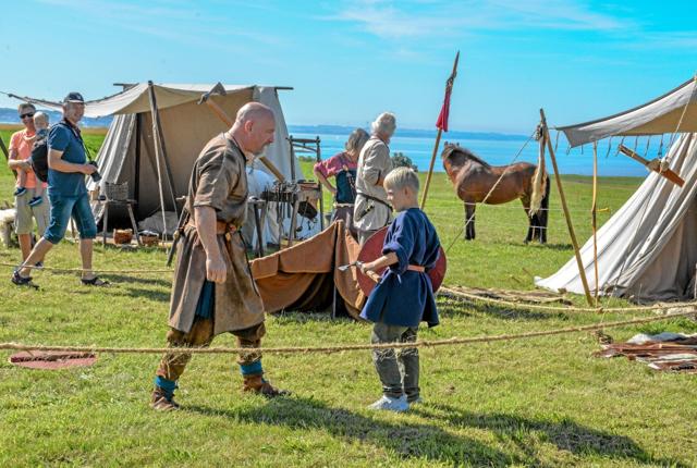 Man kunne komme til at kæmpe mod en viking på pladsen, og det var der mange der prøvede. Foto: Mogens Lynge