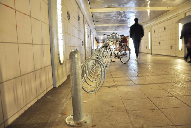 Der er blandt andet kommet nye cykelstativer i gangtunnelen mellem John F. Kennedys Plads og Kildeparken. Foto: Aalborg Kommune