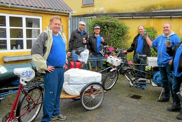 Cyklisterne fra Telemarken i Norge skåler til afsked i Stradas hyggelige gårdhave. Foto: Kirsten Olsen