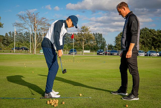 Golftræner Jens Bjergegaard (th.) har stået i spidsen for træningen og eliteholdene i Aabybro Golfklub gennem fire år. Foto: Martin Damgård