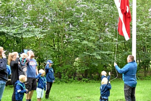 Som altid hejses flaget når spejderne starter op i Hadsund. Foto: privat.