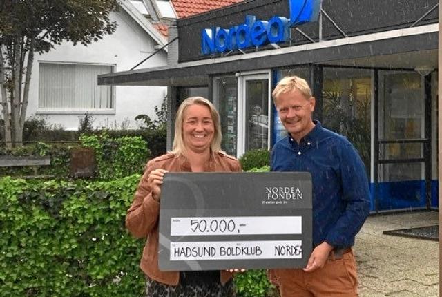 Torben Svendsen ses her med Pia Pedersen fra Nordea i Støvring, ved modtagelse af den store donation på kr. 50.000,-. Foto: Privat.
$ID/NormalParagraphStyle:
