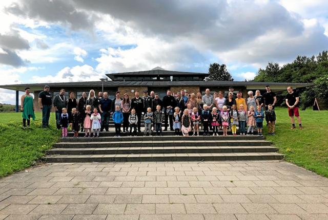 20 nye elever med deres forældre og lærere foran indskolingen på Torslev Skole Foto: Åse Bakland