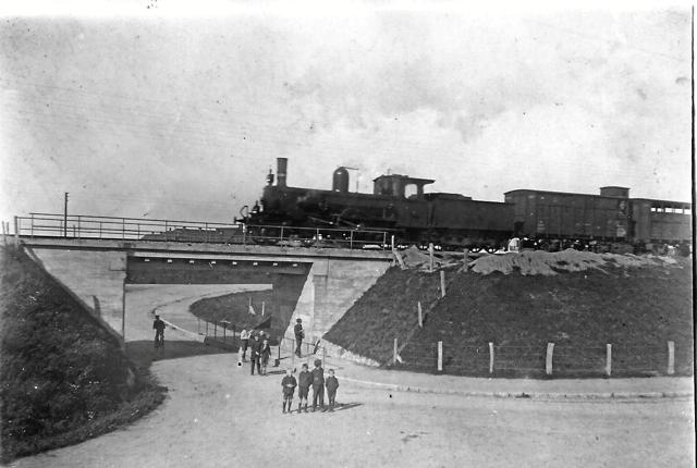 Toget ved den store tunnel, der var ny i 1921..(foto: Lokalhistorisk Arkiv)