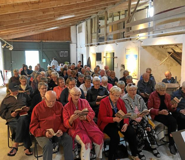 Sommerens fællessang blev indledt 4. juni i Klim Kalkovn, og nu afrundes sæsonen med endnu en sangaften i de rustikke omgivelser. Privatfoto