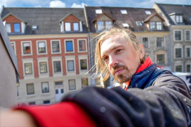 Seth med det borgerlige navn Julien Malland har de seneste mange år rejst verden rundt. Derfor ynder han også at omtale sig selv om Seth Globepainter. Foto: Teis Markfoged
