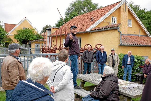Formanden for Bindslev Gl. Elværk, Arne Povlsen, fortæller om værket historie og om fremtiden, hvor en fjernelse af fisketrappen kan blive en realitet. Foto: Niels Helver