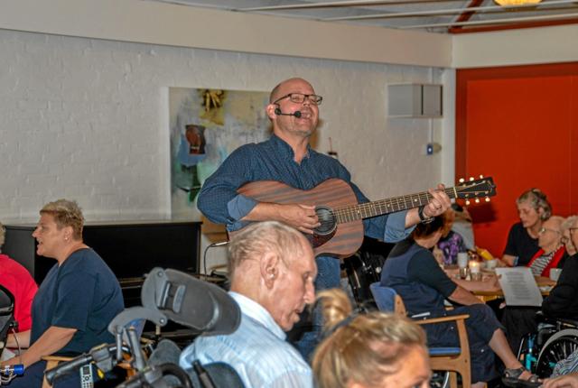 Et meget populært besøg og fællessangen skabte glæde. Foto: Mogens Lynge