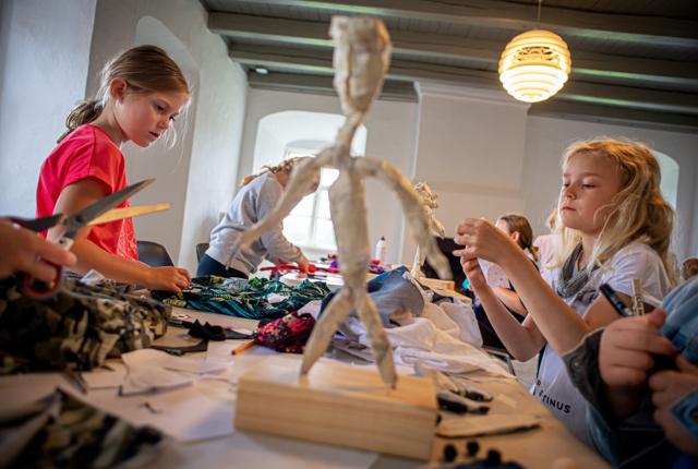 Clara Sofie Larsen, Fjerritslev (th) og Signe Vestergaard, Aabybro arbejder koncentreret.