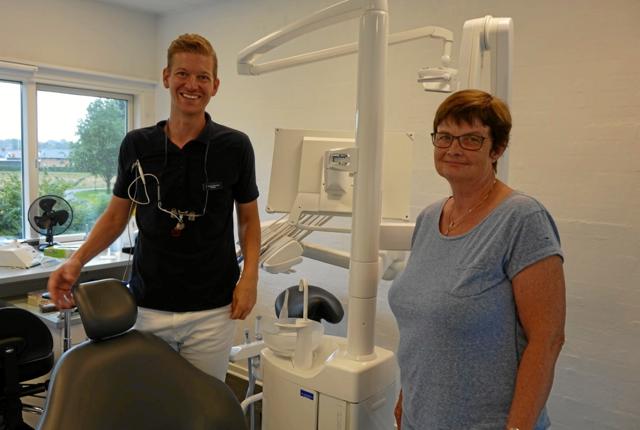 Tandlæge Karin Jarlskov fotograferet sammen med Andreas Simonsen på hendes fremtidige arbejdsplads i tandklinikken i Sundhedshuset i Jernbanegade i Nørager. Privatfoto