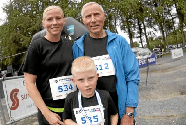 Tre generationer i samme løb. Morfar Per Pedersen med datteren Jane og barnebarnet Viktor gennemførte fem-kilometeren i tiden 34:40 minutter. Foto: Allan Mortensen