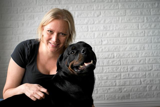 Lotte Meyer har etableret sig som hundemassør i Vester Hassing. PR-foto
