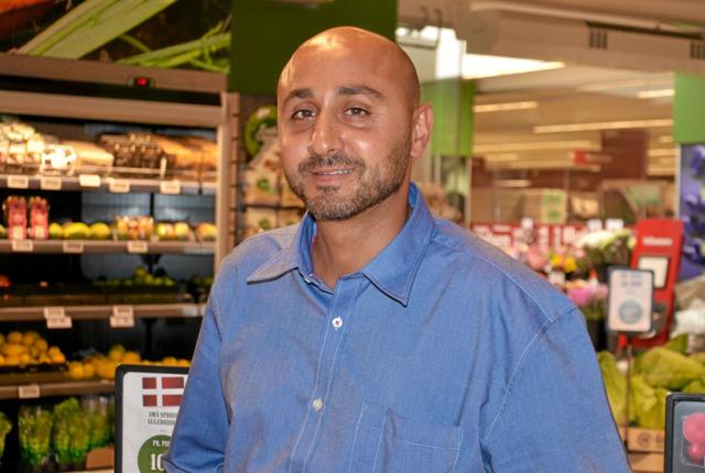 Mahmoud Abdallah er ny uddeler i Super Brugsen, Hobro. Foto: Jesper Bøss