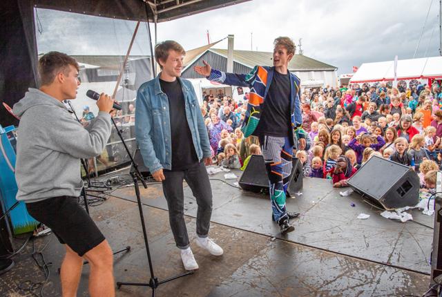 Mika og Tobias, som blev Danmarksberømte for at synge om manglende mælk på YouTube, fik samlet mange fans i en pause i regnvejret.