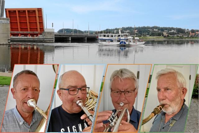 Brass-gruppe sørger for musikken ved brolandingen i Hadsund. Privatfoto