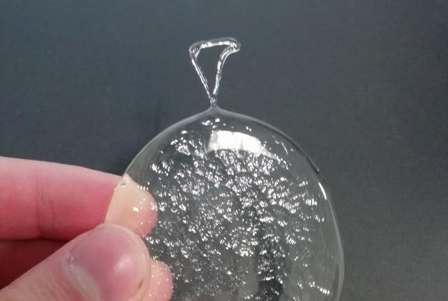 En ny type glas, der er selvhelende og har en rekordhøj brudmodstand, er netop blevet udviklet af forskere på Aalborg Universitet.  Foto: AAU