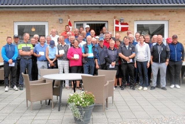 Matchdeltagerne samlet foran klubhuset efter årets Mesterslagteren-golfmatch i Løgstør Golfklub.
Privatfoto