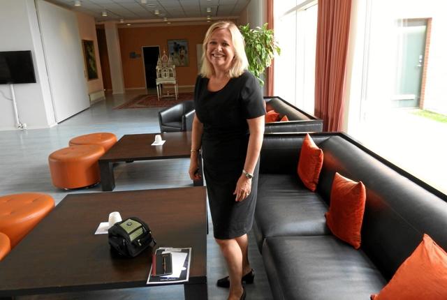 Hotelchef Sarah Routledge i den store hall ved receptionen. 	Foto: Jens Brændgaard