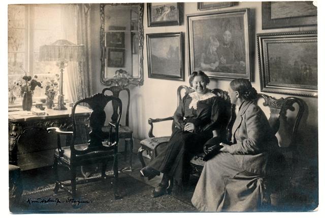 På dette gamle foto fra ca. 1915 ses Anna og Helga Ancher i dagligstuen på Markvej Foto: Skagens Kunstmuseer