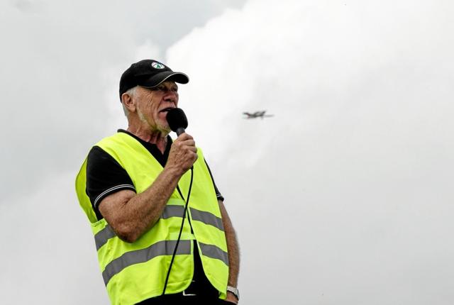 Sindal Flyveklubs næstformand Knud Andersen bød velkommen fra taget af kontroltårnet. Foto: Peter Jørgensen