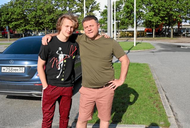 Konstantin sammen med sin far, Nikolaj Yunin, der gerne tog bilen og kørte sønnen de 2.500 kilometer der er fra Moskva til Frederikshavn. Foto: Tommy Thomsen