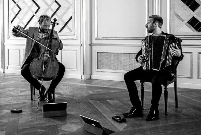 Duoen Toke & Bjarke giver koncert hos Vildmosekoncerter i Dokkedal 11. august. Foto: Privat.