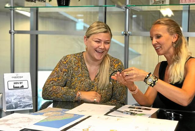 Line H. Rokkjær, Rokkjærs Guld Sølv Ure (til venstre) og smykkedesigner Christina Hembo er begge glade for resultatet af samarbejdet - et smykke, der hylder Mors. PR-foto.