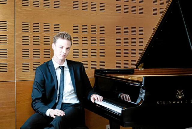 Den unge stjernepianist Filip Michalak gæster på søndag Skagen