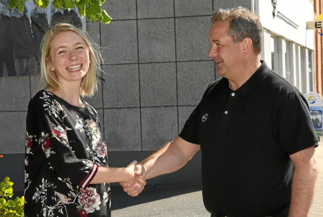 Pernille Mortensen er ansat som trainee hos EDC Løgstør. Hun ses her sammen med afdelingsleder Allan Kristensen. Foto: EDC Løgstør