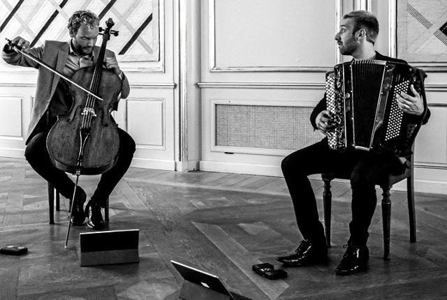 Toke Møldrup, cello, og Bjarke Mogensen, accordeon, giver søndag 11. august Vildmosekoncert i Dokkedal. PR-foto