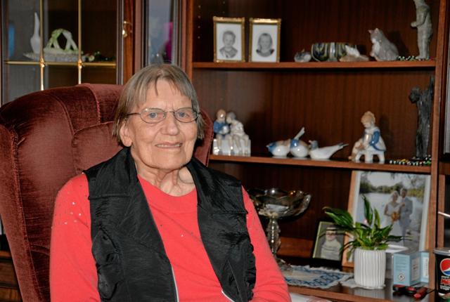 Esther Andersen, Røde Kors Hjemmet Løgstør 90 år: Kultur er for mig rigtig mange ting. Det er vores bibliotek, vores skole og også bøger. Og så elsker jeg at sidde og kigge ud på græsplænen, hvor der kommer en solsort på besøg. Foto: Mogens Lynge