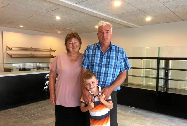 Helle og Henrik - og barnebarnet syvårige Malek Boalth Brinks - har indrettet butikken midlertidig i lejede lokaler i Bisepensgade 92.