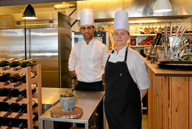 Sam, her sammen med kokke-eleven Karen, har haft et godt første med restauranten på Torvet i Skørping. Foto: Jesper Bøss