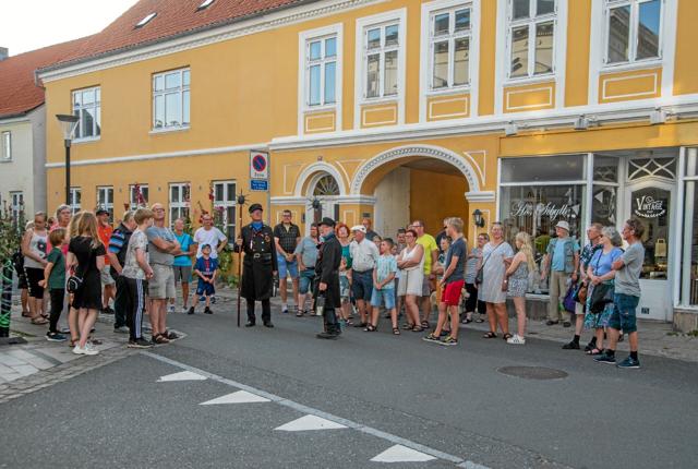 Turisterne møder op i større og større antal på onsdage til de populære byvandringer med vægterne. Foto: Mogens Lynge
