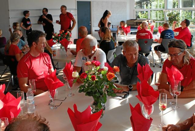 Feststemning i klublokalet, da Fjordløberne Hobro fejrede 10 års fødselsdag.  Privatfoto
