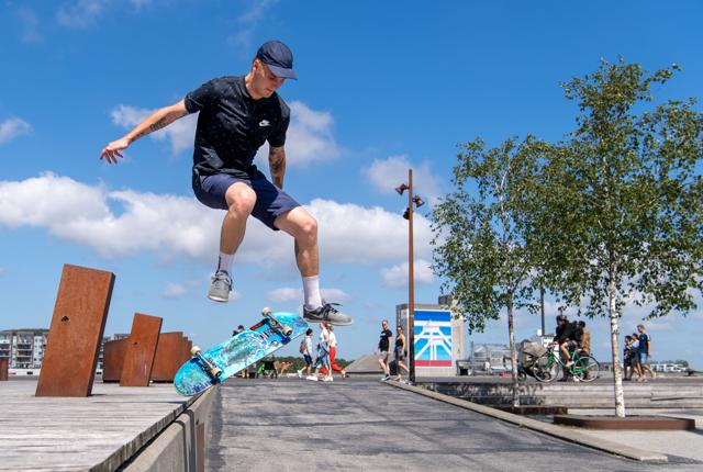 Tobias Frost Andersen elsker at stå på skateboard forskellige steder i byen. Foto: Teis Markfoged