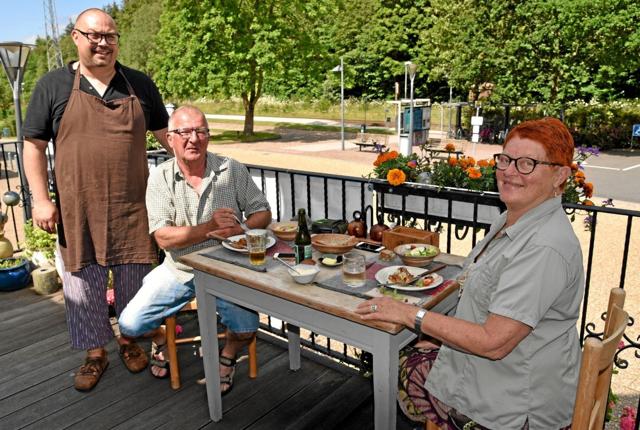 Gregory serverer lasagne til Hasse Mortensen og Lene Garsdal, der er på campingferie i Vendsyssel. Foto: Niels Helver