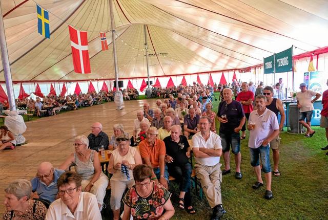 Det store telt var fyldt til åbningsceremonien, som måske bliver den sidste. Foto: Niels Helver