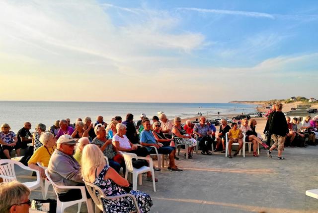 170 deltagere nød den usædvanligt stille aften ved stranden. Foto: Privatfoto
