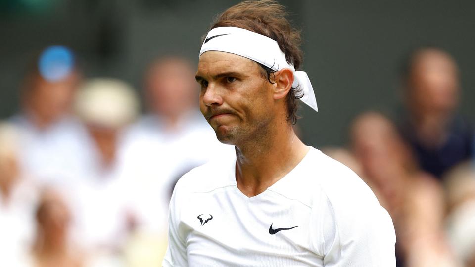 En skade i mavemusklerne kan holde Rafael Nadal ude af semifinalen mod Nick Kyrgios, siger den spanske tennisveteran selv. <i>Hannah Mckay/Reuters</i>
