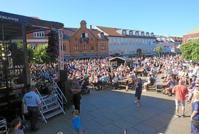 Hele Kirketorvet fyldes af mennesker til By Night som her ved Moonjam-koncerten for nylig. Foto: Dorit Glintborg.