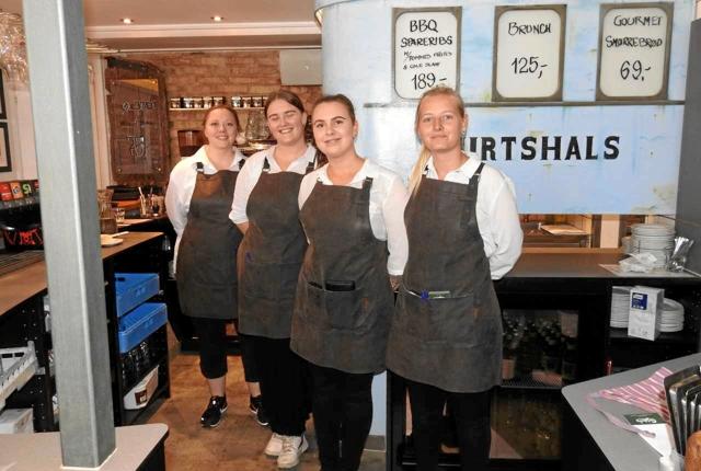 Velkommen til - tjenerne servicerer restaurantens gæster og sørger for, at de får en god oplevelse. Foto: Jens Brændgaard