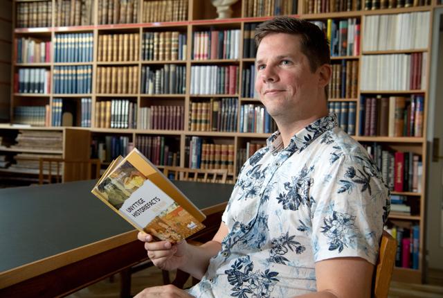 Michael Frederic Hawkins er historiker og gymnasielærer på Aalborg Katedralskole, og så har han netop udgivet sin fjerde bog med unyttige historiefacts. Foto: Henrik Louis