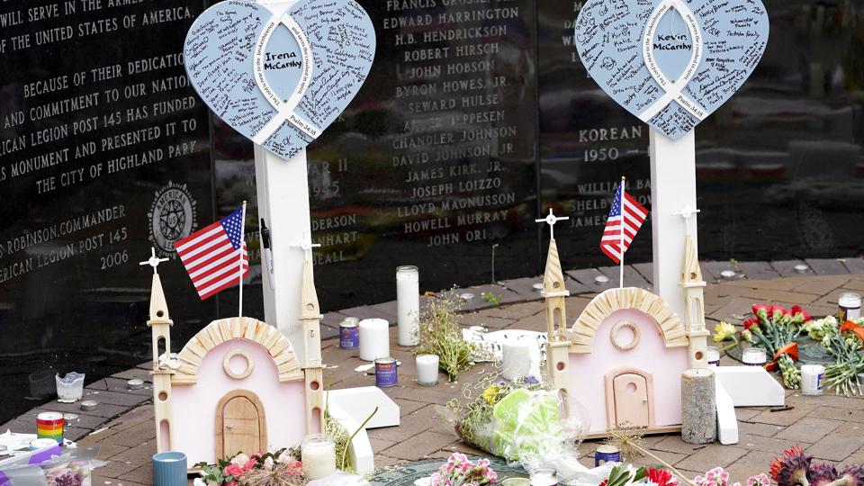 37-årige Kevin McCarthy og hans hustru, 35-årige Irina McCarthy, var blandt de syv mennesker, der mandag blev dræbt i et skyderi i Chicago-forstaden Highland Park. Nu er deres toårige søn, Aiden, forældreløs. <i>Charles Rex Arbogast/Ritzau Scanpix</i>